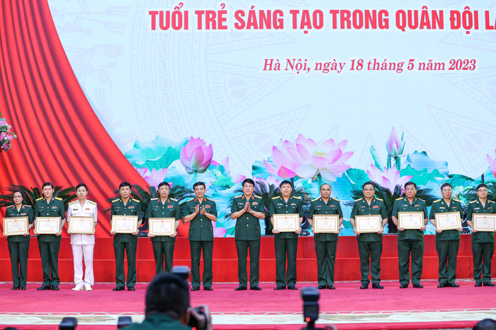 Bộ trưởng Bộ Quốc phòng Phan Văn Giang và Chủ nhiệm Tổng cục Chính trị Quân đội nhân dân Việt Nam Lương Cường trao bằng khen cho các công trình đạt giải nhất - Ảnh: VGP/Nhật Bắc Bộ trưởng Bộ Quốc phòng Phan Văn Giang và Chủ nhiệm Tổng cục Chính trị Quân đội nhân dân Việt Nam Lương Cường trao bằng khen cho các công trình đạt giải nhất - Ảnh: VGP/Nhật Bắc