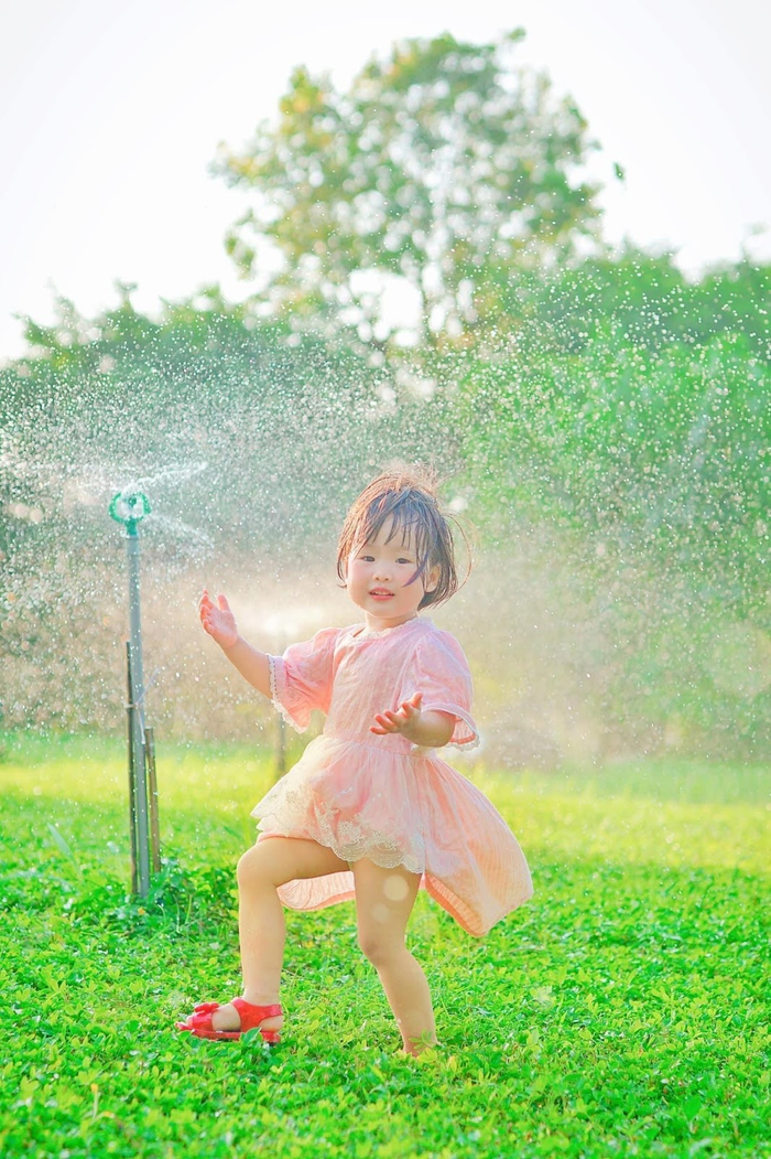 Trẻ nhỏ hạnh phúc khi chơi đùa giữa thiên nhiên Trẻ nhỏ hạnh phúc khi chơi đùa giữa thiên nhiên