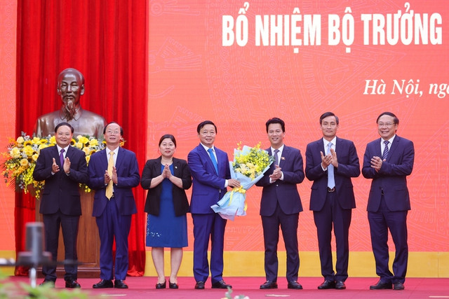 Phó Thủ tướng Trần Hồng Hà tặng hoa chúc mừng Bộ trưởng Đặng Quốc Khánh - Ảnh: VGP/Nhật Bắc Phó Thủ tướng Trần Hồng Hà tặng hoa chúc mừng Bộ trưởng Đặng Quốc Khánh - Ảnh: VGP/Nhật Bắc
