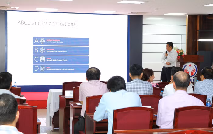 Phó Giáo sư, Tiến sĩ Quản Thành Thơ - Phó Trưởng Khoa Khoa Khoa học và Kỹ thuật máy tính, Trường Đại học Bách khoa, Đại học Quốc gia Thành phố Hồ Chí Minh