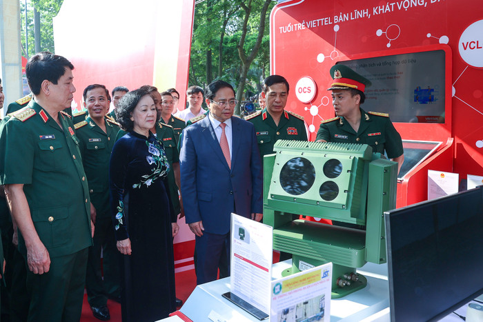 Thủ tướng Phạm Minh Chính và Thường trực Ban Bí thư, Trưởng Ban Tổ chức Trung ương Trương Thị Mai nghe giới thiệu về sản phẩm sáng tạo của tuổi trẻ trong quân đội - Ảnh: VGP/Nhật Bắc Thủ tướng Phạm Minh Chính và Thường trực Ban Bí thư, Trưởng Ban Tổ chức Trung ương Trương Thị Mai nghe giới thiệu về sản phẩm sáng tạo của tuổi trẻ trong quân đội - Ảnh: VGP/Nhật Bắc