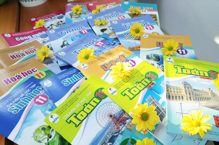 Bộ sách Cánh diều lớp 11 của Nhà xuất bản Đại học Huế. Ảnh: Laodong.vn Bộ sách Cánh diều lớp 11 của Nhà xuất bản Đại học Huế. Ảnh: Laodong.vn