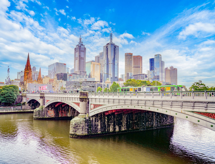 Melbourne là một thành phố cảng nằm ở khu vực đông nam của Úc.