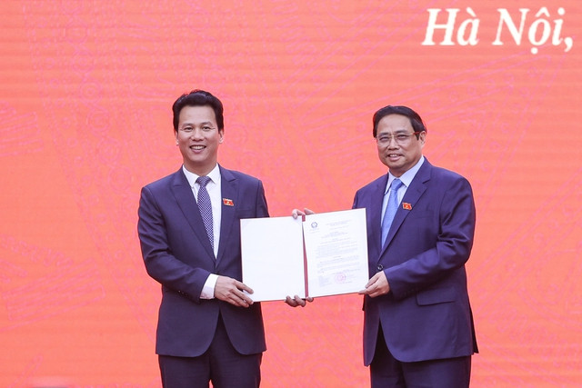 Thủ tướng Phạm Minh Chính trao Quyết định của Chủ tịch nước bổ nhiệm ông Đặng Quốc Khánh, Bí thư Tỉnh ủy Hà Giang làm Bộ trưởng Bộ Tài nguyên và Môi trường nhiệm kỳ 2021-2026 - Ảnh: VGP/Nhật Bắc Thủ tướng Phạm Minh Chính trao Quyết định của Chủ tịch nước bổ nhiệm ông Đặng Quốc Khánh, Bí thư Tỉnh ủy Hà Giang làm Bộ trưởng Bộ Tài nguyên và Môi trường nhiệm kỳ 2021-2026 - Ảnh: VGP/Nhật Bắc