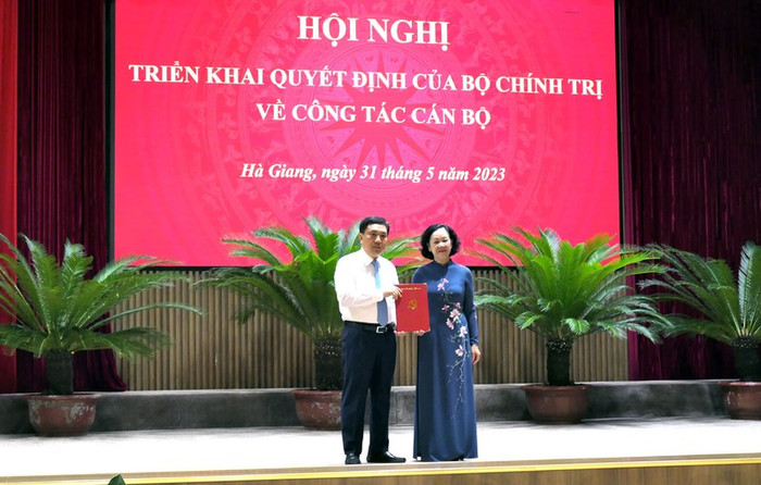 Đồng chí Trương Thị Mai trao quyết định của Bộ Chính trị giao đồng chí Nguyễn Mạnh Dũng giữ chức Quyền Bí thư Tỉnh ủy Hà Giang. Đồng chí Trương Thị Mai trao quyết định của Bộ Chính trị giao đồng chí Nguyễn Mạnh Dũng giữ chức Quyền Bí thư Tỉnh ủy Hà Giang.