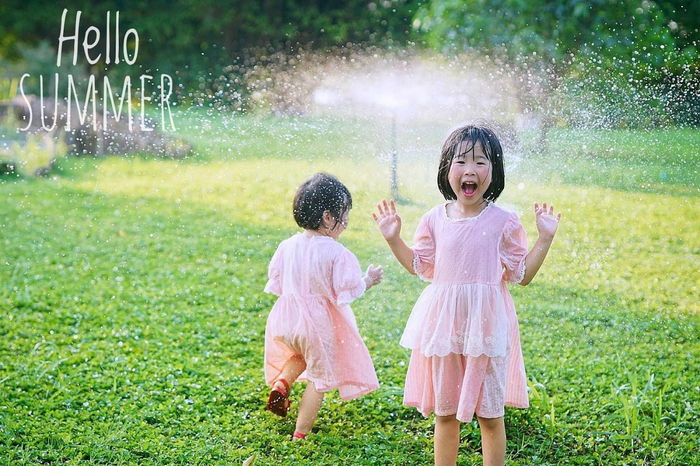 Các em nhỏ nô đùa trong khu đô thị Ecopark Các em nhỏ nô đùa trong khu đô thị Ecopark