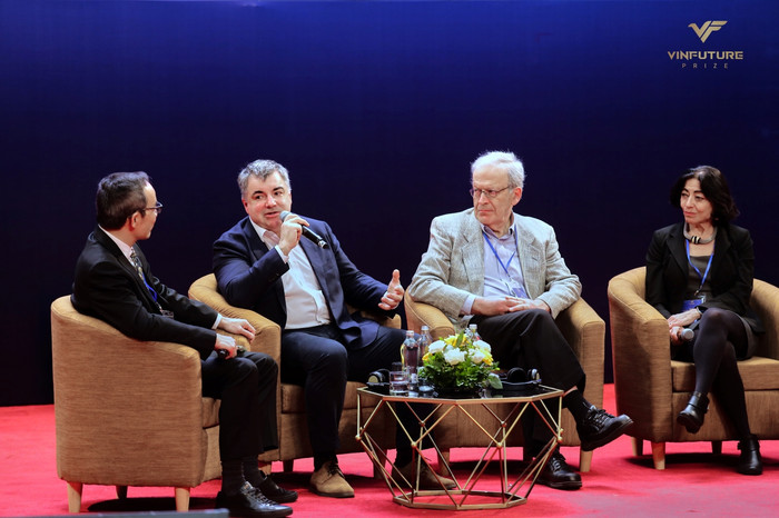 Các thành viên Hội đồng Giải thưởng VinFuture trong buổi giao lưu với nhà khoa học trẻ và sinh viên Việt Nam ngày 18/12/2022. Các thành viên Hội đồng Giải thưởng VinFuture trong buổi giao lưu với nhà khoa học trẻ và sinh viên Việt Nam ngày 18/12/2022.