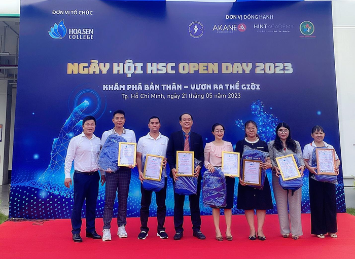 Thạc sĩ Lê Thiên Huy – Phó Hiệu trưởng Hoa Sen College trao thư cảm ơn các đơn vị trường học. Ảnh: HSC Thạc sĩ Lê Thiên Huy – Phó Hiệu trưởng Hoa Sen College trao thư cảm ơn các đơn vị trường học. Ảnh: HSC
