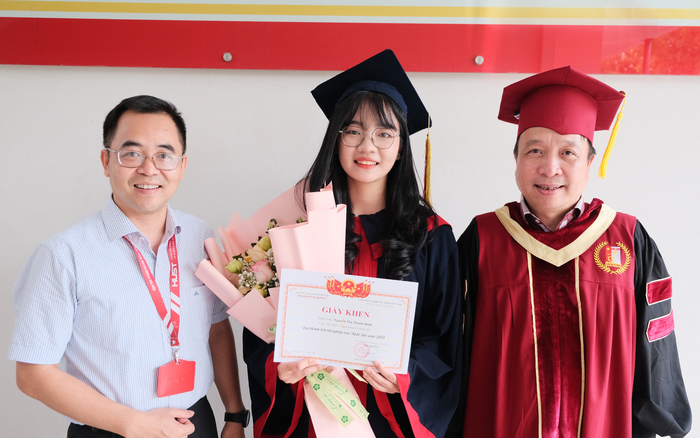 (Từ trái sang) Phó Giáo sư, Tiến sĩ Đào Thanh Bình, tân Cử nhân Nguyễn Thị Thanh Bình và Tiến sĩ Phạm Cảnh Huy - Phó Viện trưởng Viện Kinh tế và Quản lý, Đại học Bách khoa Hà Nội tại lễ tốt nghiệp hôm 27/5/2023. Ảnh: Nhân vật cung cấp