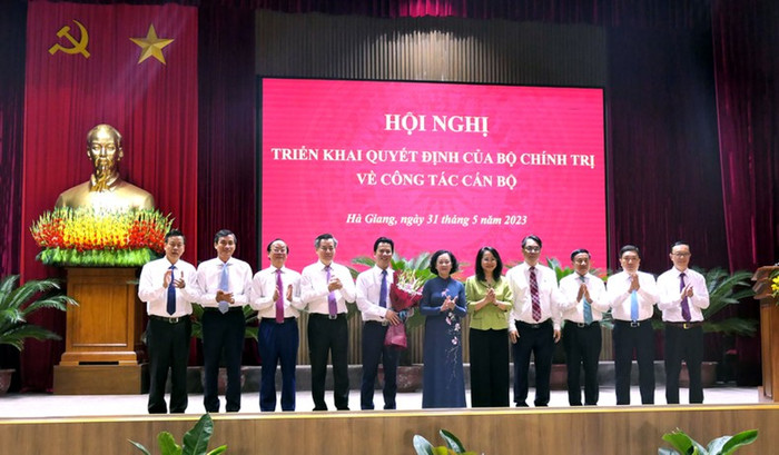 Đồng chí Trương Thị Mai và lãnh đạo Ban Tổ chức Trung ương, Văn phòng Trung ương Đảng, lãnh đạo tỉnh Hà Giang tặng hoa chúc mừng đồng chí Đặng Quốc Khánh. Đồng chí Trương Thị Mai và lãnh đạo Ban Tổ chức Trung ương, Văn phòng Trung ương Đảng, lãnh đạo tỉnh Hà Giang tặng hoa chúc mừng đồng chí Đặng Quốc Khánh.