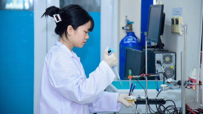Tú Anh tại phòng thí nghiệm của trường. Ảnh: Nhân vật cung cấp Tú Anh tại phòng thí nghiệm của trường. Ảnh: Nhân vật cung cấp