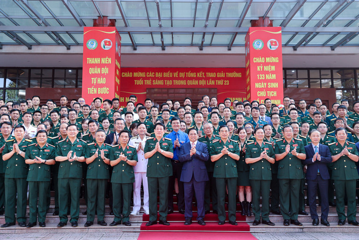 Thủ tướng chụp ảnh lưu niệm với các đại biểu dự hội nghị - Ảnh: VGP/Nhật Bắc Thủ tướng chụp ảnh lưu niệm với các đại biểu dự hội nghị - Ảnh: VGP/Nhật Bắc