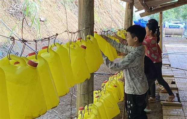 Học sinh Trường phổ thông dân tộc bán trú tiểu học Tả Gia Khâu, huyện Mường Khương dùng can nhựa lấy nước sử dụng sinh hoạt hàng ngày. (Ảnh: Quốc Khánh/TTXVN) Học sinh Trường phổ thông dân tộc bán trú tiểu học Tả Gia Khâu, huyện Mường Khương dùng can nhựa lấy nước sử dụng sinh hoạt hàng ngày. (Ảnh: Quốc Khánh/TTXVN)