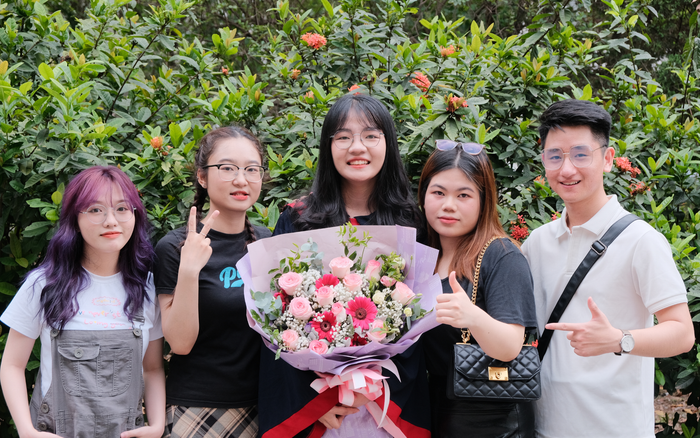 Thanh Bình cùng bạn bè tại lễ tốt nghiệp. Ảnh: Nhân vật cung cấp