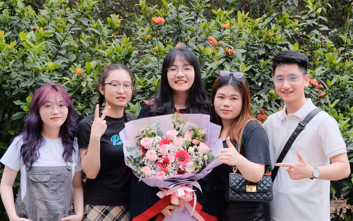 Thanh Bình cùng bạn bè tại lễ tốt nghiệp. Ảnh: Nhân vật cung cấp