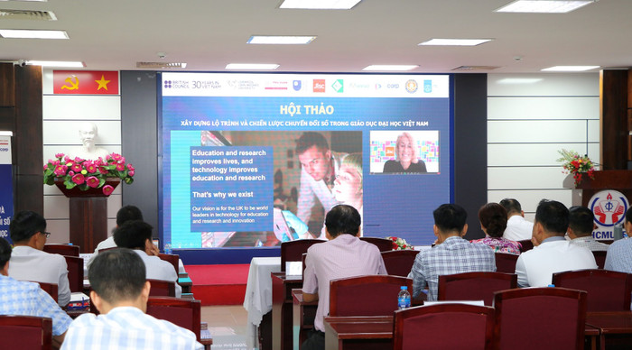 Bà Sarah Knight – Giám đốc Chuyển đổi số dạy và học trong giáo dục đại học của tổ chức JISC – Vương quốc Anh Bà Sarah Knight – Giám đốc Chuyển đổi số dạy và học trong giáo dục đại học của tổ chức JISC – Vương quốc Anh