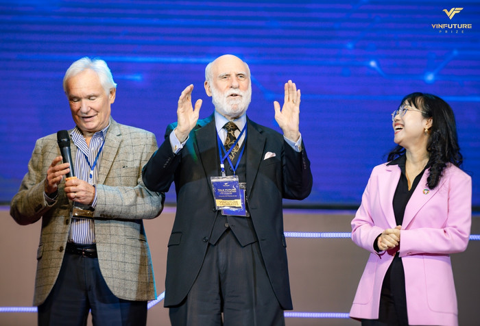 Các chủ nhân Giải thưởng Chính VinFuture 2022 trong buổi giao lưu cùng sinh viên Đại học VinUni ngày 21/12/2022. Các chủ nhân Giải thưởng Chính VinFuture 2022 trong buổi giao lưu cùng sinh viên Đại học VinUni ngày 21/12/2022.