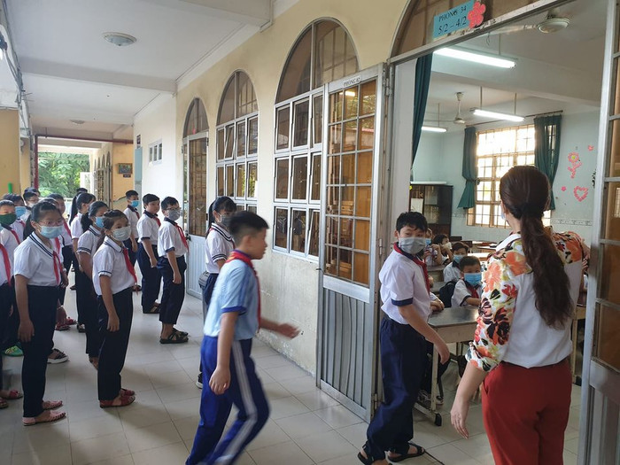 Học sinh được giáo viên xếp chỗ ngồi cho năm học mới (Ảnh: P.L)