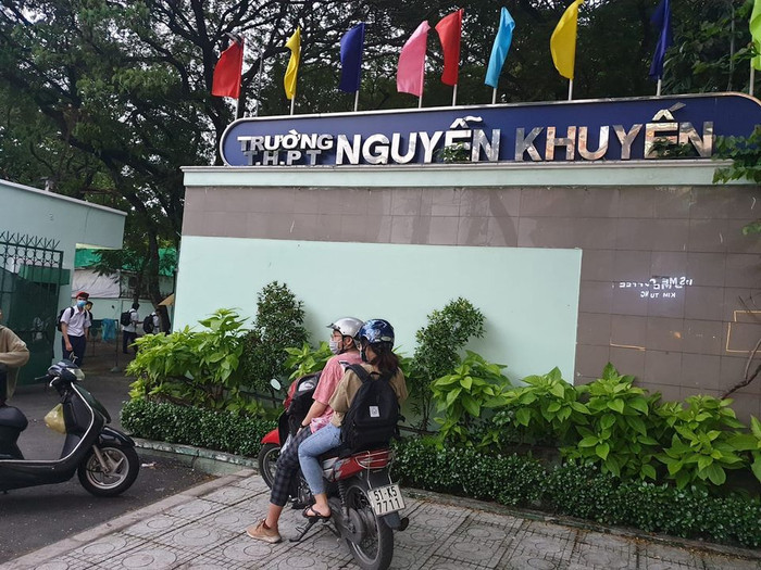 Học sinh trường Nguyễn Khuyến trước khi vào giờ học thêm tối (ảnh: P.L)