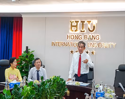 Phó Giáo sư Hồ Thanh Phong - Hiệu trưởng giới thiệu về chương trình sinh viên vay vốn học tập (ảnh: HIU)