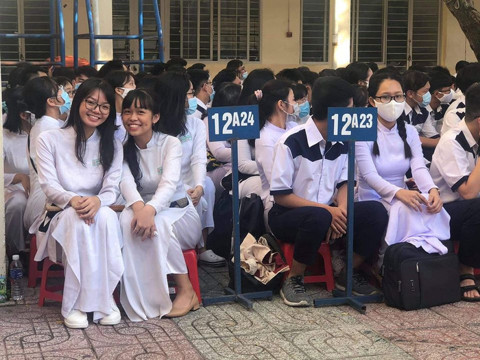 Nữ sinh trường Mạc Đĩnh Chi hân hoan trong ngày khai giảng (ảnh: P.L) Nữ sinh trường Mạc Đĩnh Chi hân hoan trong ngày khai giảng (ảnh: P.L)