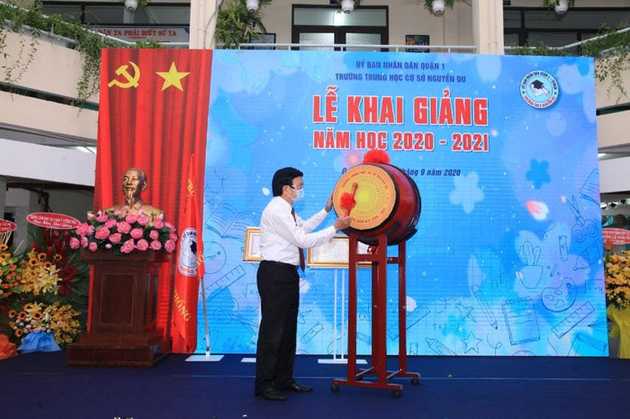 Nguyên Chủ tịch nước Trương Tấn Sang đánh trống khai trường tại trường Nguyễn Du (ảnh: CTV) Nguyên Chủ tịch nước Trương Tấn Sang đánh trống khai trường tại trường Nguyễn Du (ảnh: CTV)