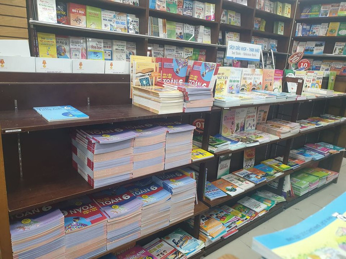 Khu vực sách giáo khoa lớp 6 ở nhà sách Tân Định chỉ còn 1 cuốn bài tập tiếng Anh (ảnh: P.L) Khu vực sách giáo khoa lớp 6 ở nhà sách Tân Định chỉ còn 1 cuốn bài tập tiếng Anh (ảnh: P.L)