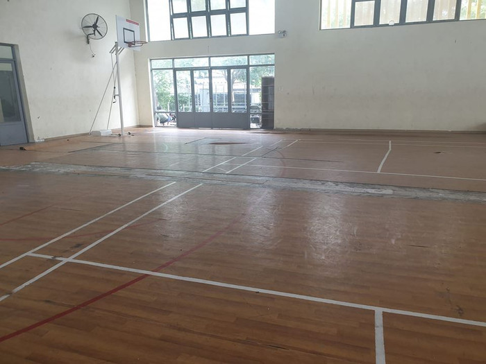 Sàn nhà thi đấu của trường Gia Định đã bị bong tróc, cần sửa chữa (ảnh: P.L) Sàn nhà thi đấu của trường Gia Định đã bị bong tróc, cần sửa chữa (ảnh: P.L)