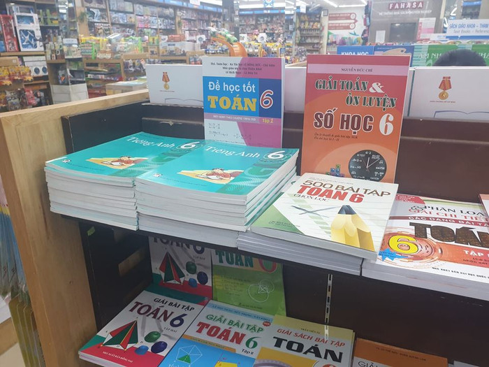 Sách giáo khoa lớp 6 ở nhà sách Phú Nhuận chỉ còn sách tiếng Anh vào sáng 9/9 (ảnh: P.L) Sách giáo khoa lớp 6 ở nhà sách Phú Nhuận chỉ còn sách tiếng Anh vào sáng 9/9 (ảnh: P.L)