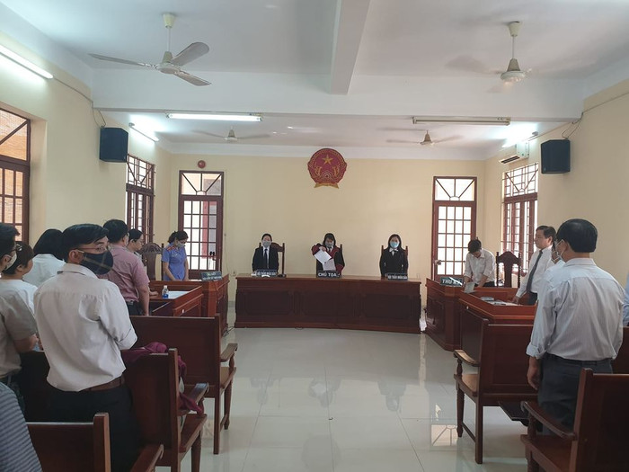 Toàn cảnh phiên tòa xét xử vụ thầy giáo cho học sinh diễn "cảnh nóng" sáng 15/9 (ảnh: P.L) Toàn cảnh phiên tòa xét xử vụ thầy giáo cho học sinh diễn "cảnh nóng" sáng 15/9 (ảnh: P.L)