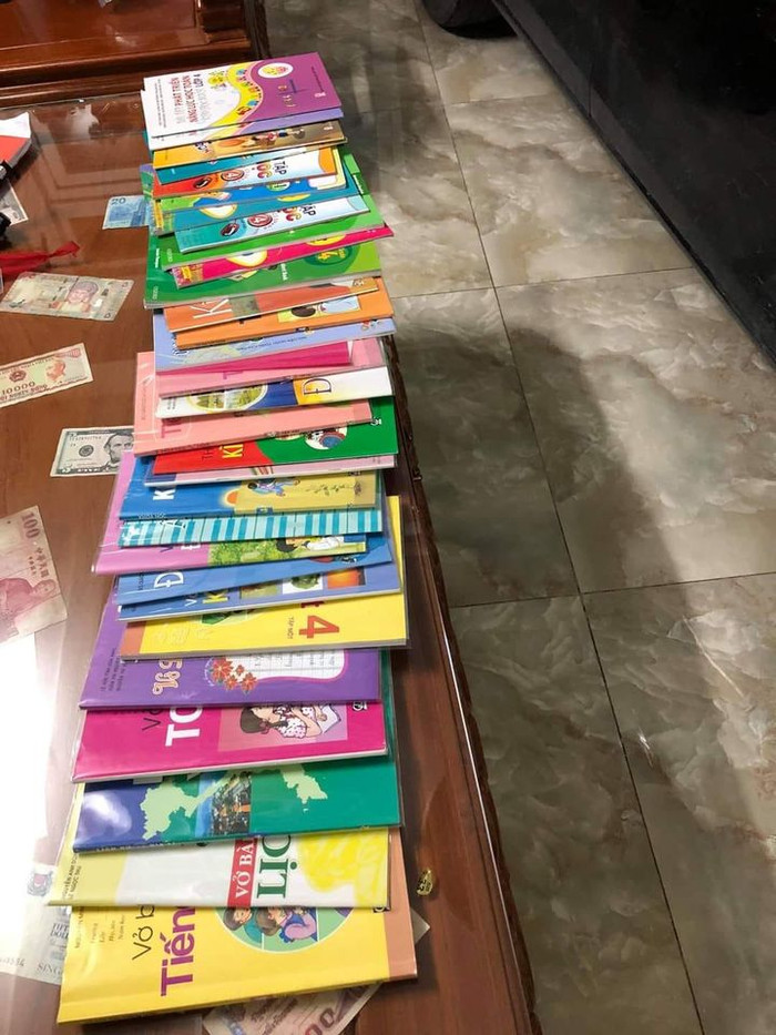 Đây là 14 cuốn sách, vở, tài liệu tham khảo mà học sinh lớp 4 cần mua (ảnh: CTV) Đây là 14 cuốn sách, vở, tài liệu tham khảo mà học sinh lớp 4 cần mua (ảnh: CTV)