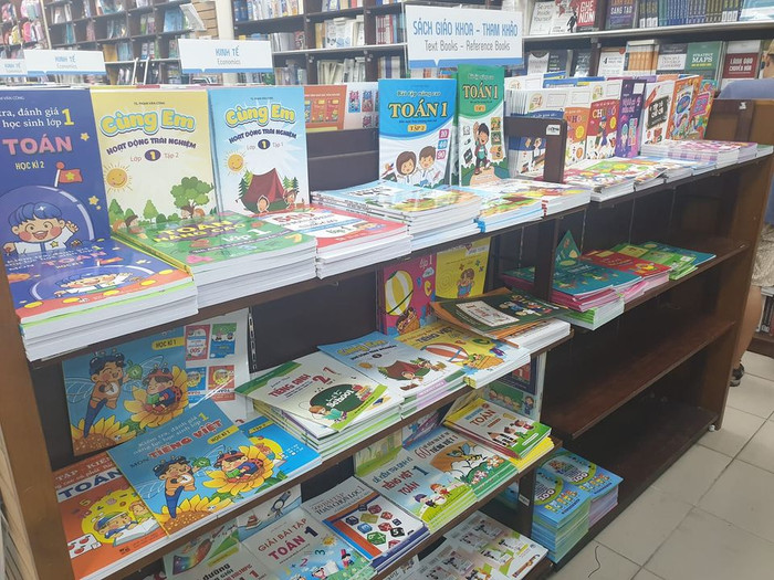 Khu vực lớp 1 ở nhà sách Tân Định chỉ còn sách tham khảo, không còn sách giáo khoa (ảnh: P.L) Khu vực lớp 1 ở nhà sách Tân Định chỉ còn sách tham khảo, không còn sách giáo khoa (ảnh: P.L)
