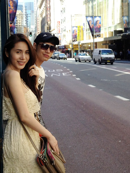 Người yêu của cầu thủ Công Vinh tham quan thành phố nổi tiếng nhất của Australia cùng người em thân thiết Noo Phước Thịnh. Đầu tháng 4, Thủy Tiên có chuyến lưu diễn ở Australia. Đây là lần đầu nữ ca sĩ đến xứ sở chuột túi. Cô tranh thủ tham quan thành phố lớn nhất nước này.