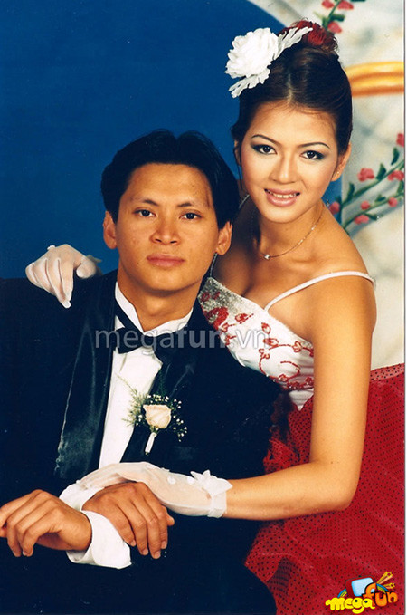 Ngày 11/4, 2 bức ảnh cưới và giấy kết hôn nghi của Lý Nhã Kỳ lan truyền trên mạng làm rộ lên thông tin người đẹp này kết hôn năm 2000.