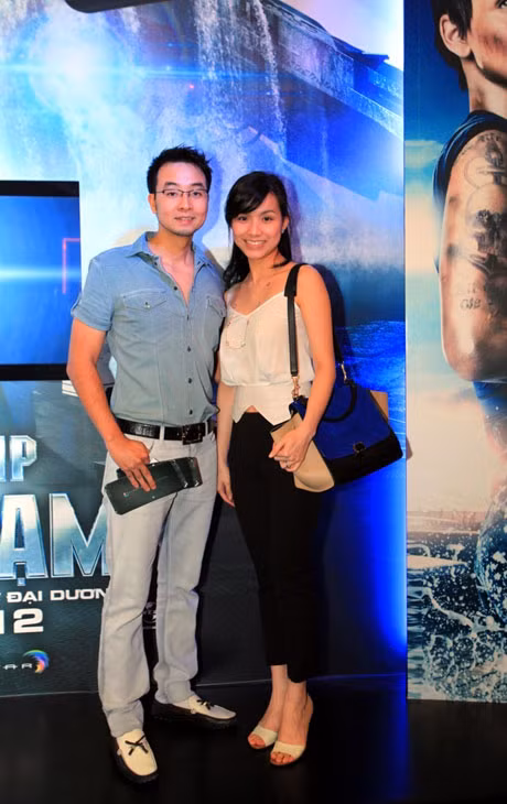 Vợ chồng Hoa hậu Thùy Lâm tham dự buổi chiếu phim.