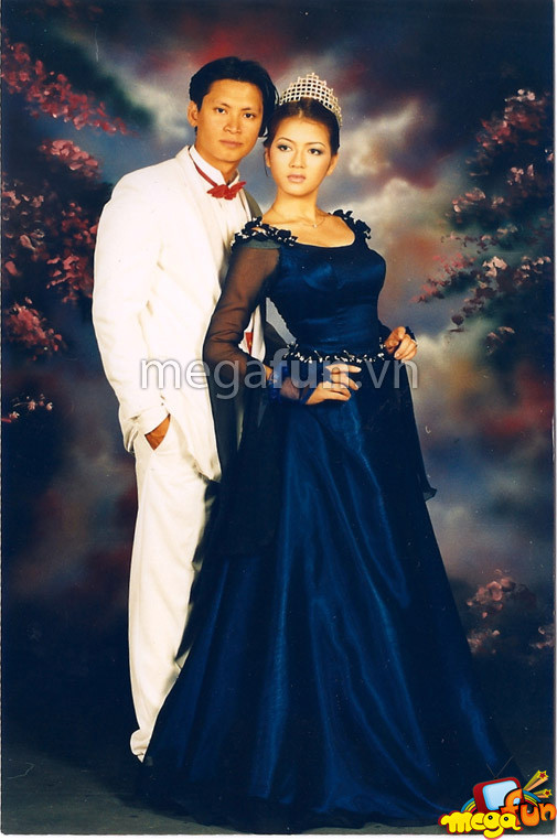 Sau nghi án Lý Nhã Kỳ cưới chồng năm 2000, hôm 13/4, một số hình ảnh cưới nghi của cô lại tiếp tục rò rỉ trên mạng.