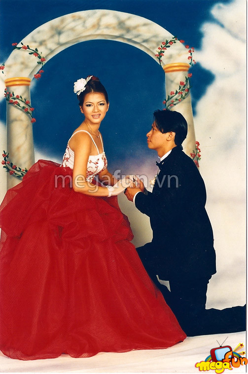 Ngay sau khi bức thư được đăng tải, sáng 13/4, một số hình ảnh đám cưới khác nghi của Lý Nhã Kỳ tiếp tục rò rỉ trên mạng.