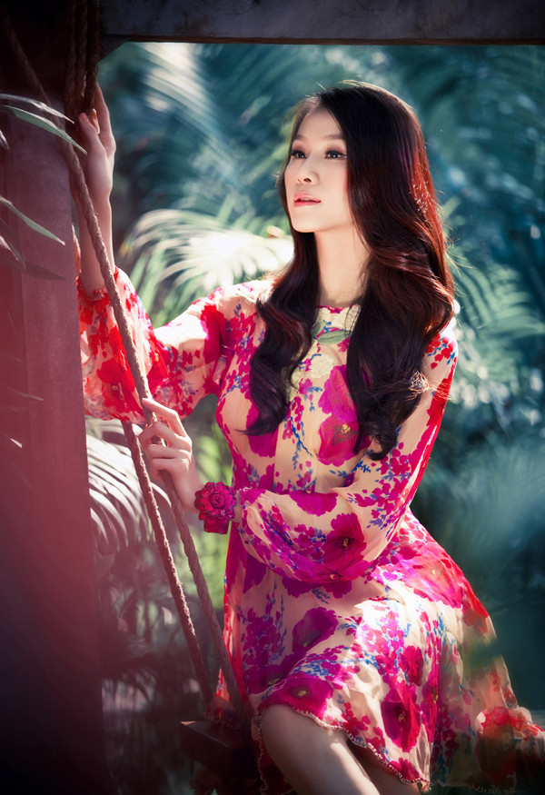 Thái Hà khoe vẻ trẻ trung, gợi cảm bên những hàng cọ cảnh. Thái Hà khoe vẻ trẻ trung, gợi cảm bên những hàng cọ cảnh.