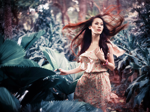 Nữ người mẫu thể hiện khả năng diễn xuất đa dạng khi e ấp, yêu kiều lúc lại bay bổng, ngẫu hứng. (Theo Ngôi Sao)