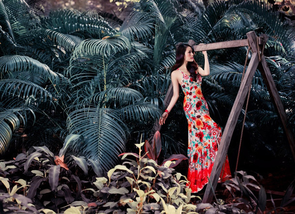 Diện những bộ trang phục và phụ kiện có gam màu nóng, cô nổi bật giữa thiên nhiên xanh mát. Diện những bộ trang phục và phụ kiện có gam màu nóng, cô nổi bật giữa thiên nhiên xanh mát.