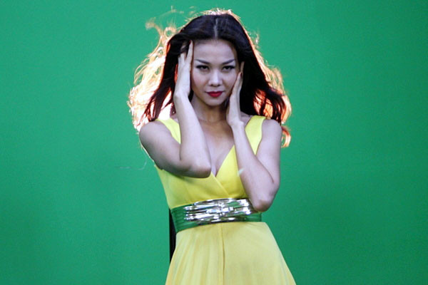 Mới đây nhất, Thanh Hằng dính phải scandal hút thuốc bị phản ứng trong một chương trình thời trang.