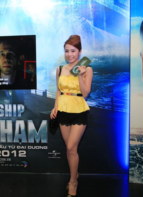 Nữ ca sỹ khiến nhiều người đỏ mặt khi trông thấy cô mặc chiếc quần này. Nữ ca sỹ khiến nhiều người đỏ mặt khi trông thấy cô mặc chiếc quần này.