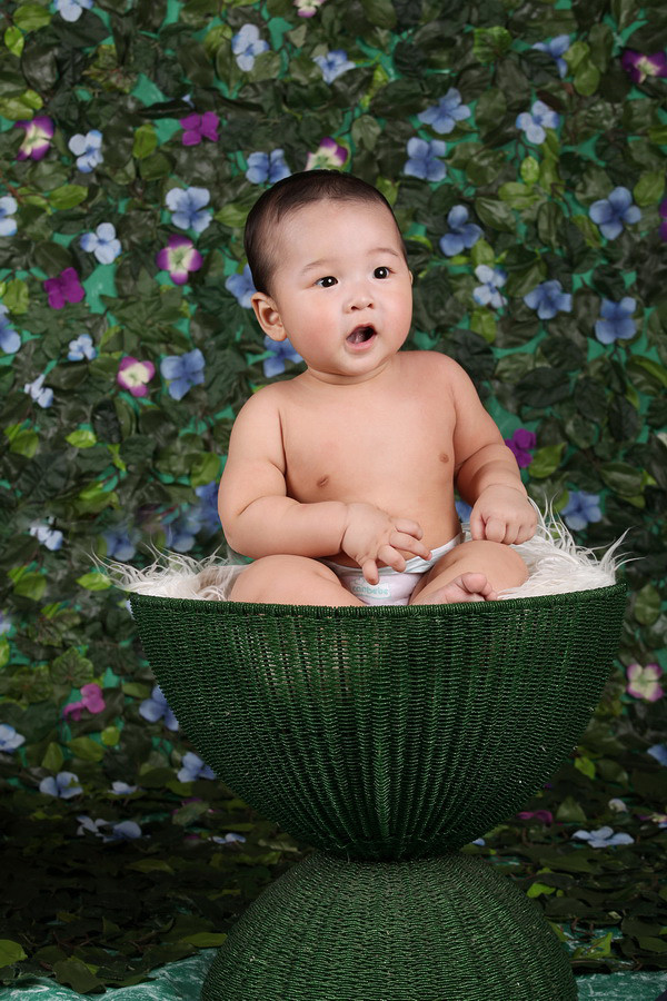 Bé Anh Kiệt, cậu con trai đầu lòng của giải nhất Sao Mai 2007 mới 9 tháng tuổi nhưng rất hiếu động và đáng yêu.