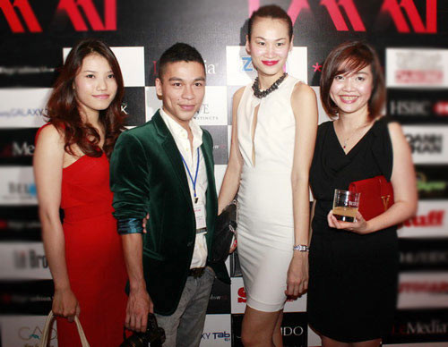 Thanh Trúc luôn nổi trội nhờ khéo léo mix phụ kiện rất tinh tế Thanh Trúc luôn nổi trội nhờ khéo léo mix phụ kiện rất tinh tế