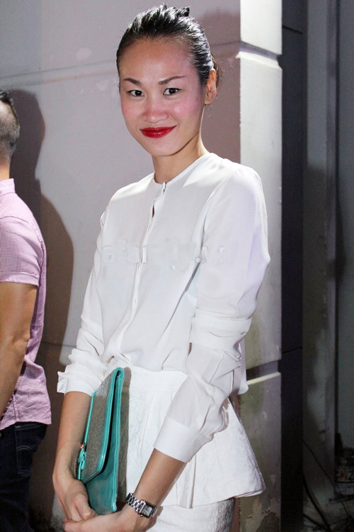 Thanh Trúc thường xuyên xuất hiện tại sự kiện với trang phục màu trắng. Và cô làm nổi bật nó bằng phụ kiện màu sắc nổi bật. Với bộ váy peplum hợp mốt này, Thanh Trúc đã chọn một chiếc xắc tay màu xanh ngọc rất thanh lịch Thanh Trúc thường xuyên xuất hiện tại sự kiện với trang phục màu trắng. Và cô làm nổi bật nó bằng phụ kiện màu sắc nổi bật. Với bộ váy peplum hợp mốt này, Thanh Trúc đã chọn một chiếc xắc tay màu xanh ngọc rất thanh lịch