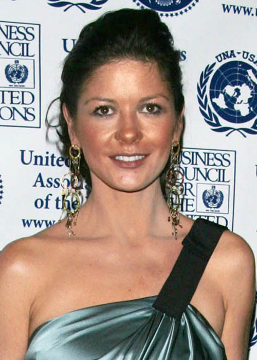 Catherine Zeta Jones với gương mặt trang điểm trông rất bẩn Catherine Zeta Jones với gương mặt trang điểm trông rất bẩn