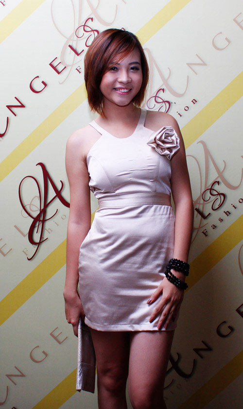 Những trang phục bóng bẩy, ôm sát cơ thể và cách tạo dáng này đã khiến Đàm Thu Trang...