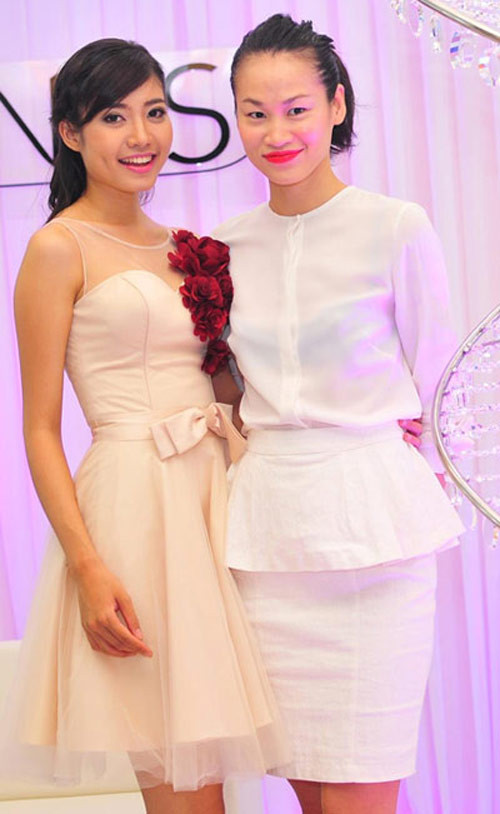 Kín đáo, đơn giản nhưng Thanh Trúc luôn tỏa sáng, một phần cũng nhờ thân hình đẹp và gương mặt đậm chất Á đông ấn tượng Kín đáo, đơn giản nhưng Thanh Trúc luôn tỏa sáng, một phần cũng nhờ thân hình đẹp và gương mặt đậm chất Á đông ấn tượng