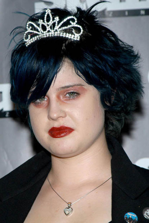 Kelly Osbourne tô vẽ trên mặt như hề Kelly Osbourne tô vẽ trên mặt như hề