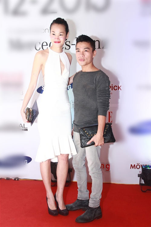 Cô cũng chính là một người đẹp lăng xê mốt váy loe đầu tiên trong mùa thời trang thu đông năm nay Cô cũng chính là một người đẹp lăng xê mốt váy loe đầu tiên trong mùa thời trang thu đông năm nay